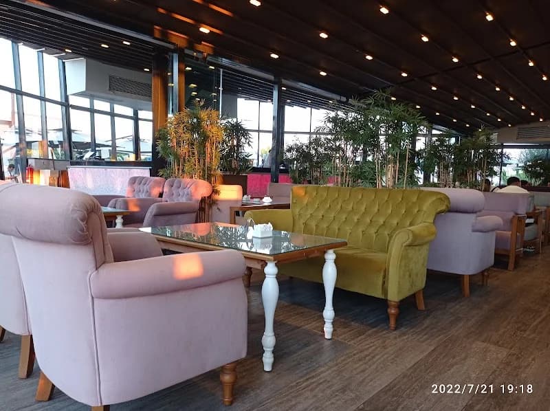 The Gate Lounge Cafe & Restaurant à Lac 2