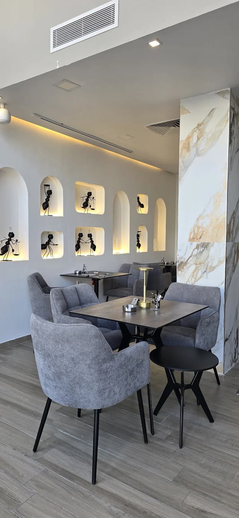 The Half - Diplomats Lounge à Le Kram