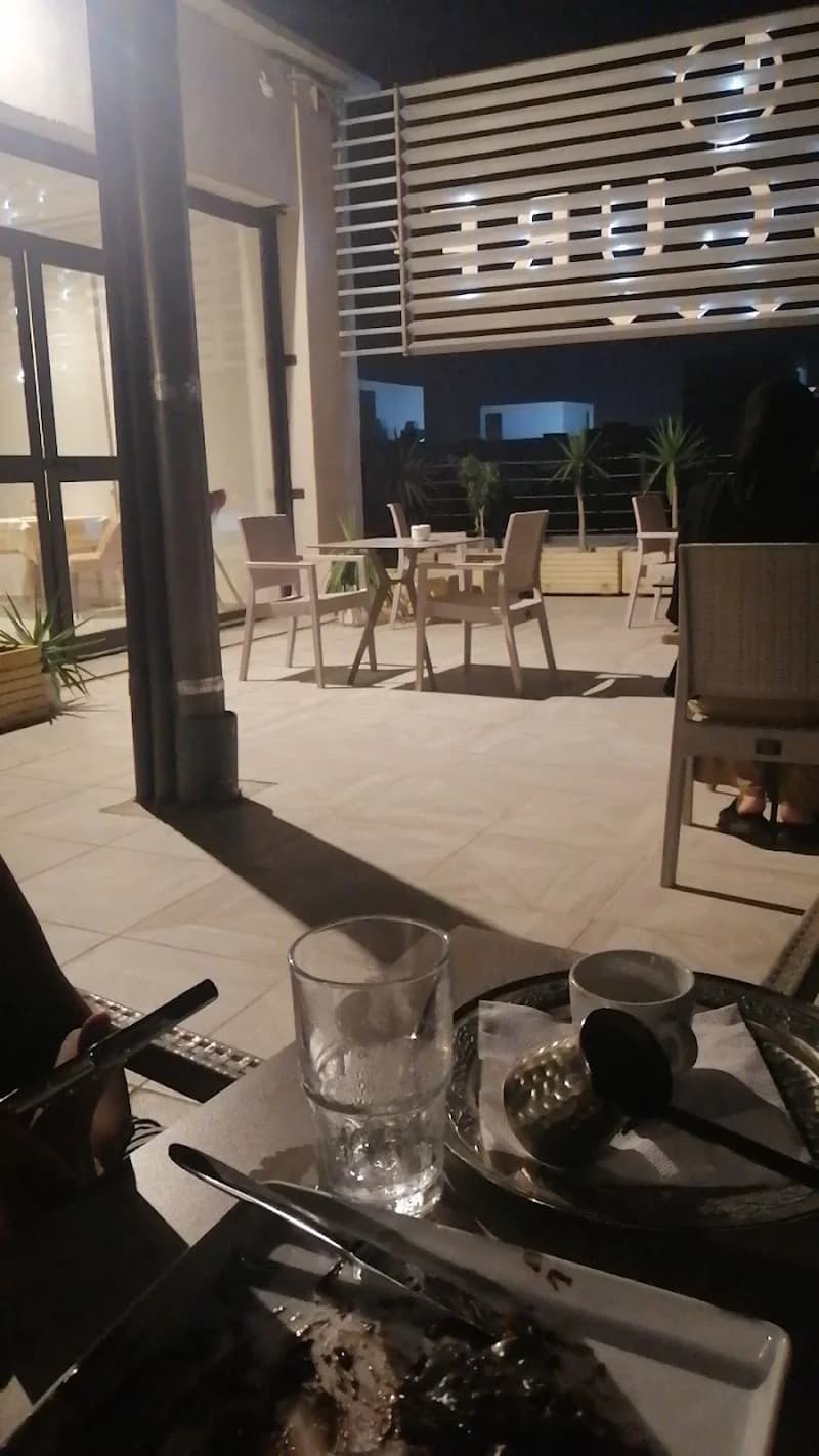 Roof top lounge- lescure hotel à Megrine