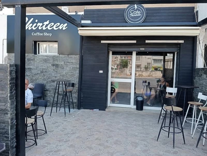 Thirteen coffee shop à Ezzouhour