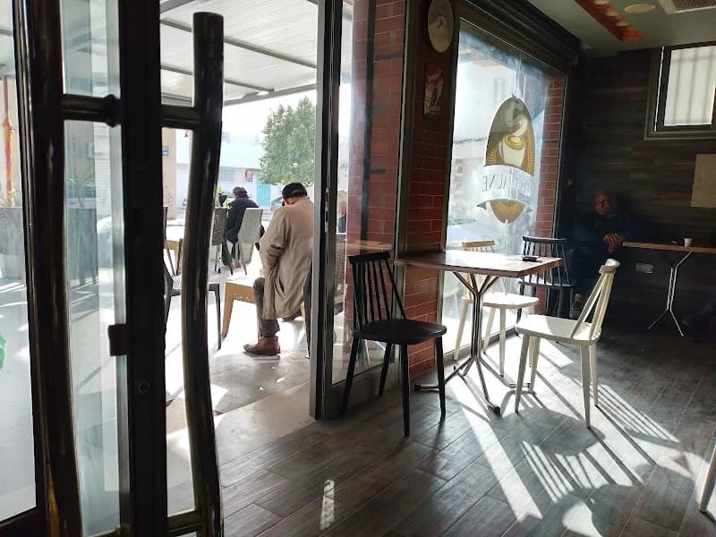 cafè jaune à Bardo