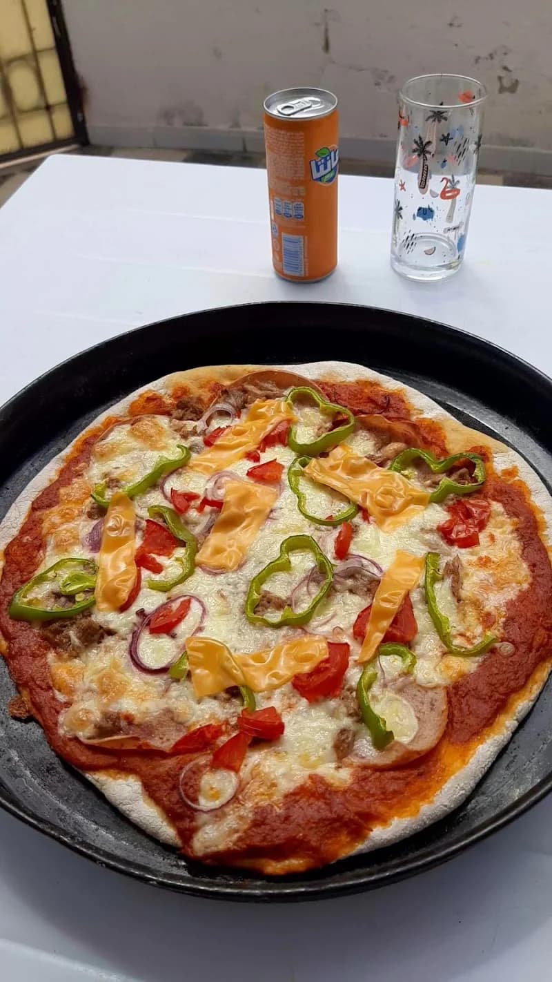 PIZZA FAMILIALE à El Mourouj